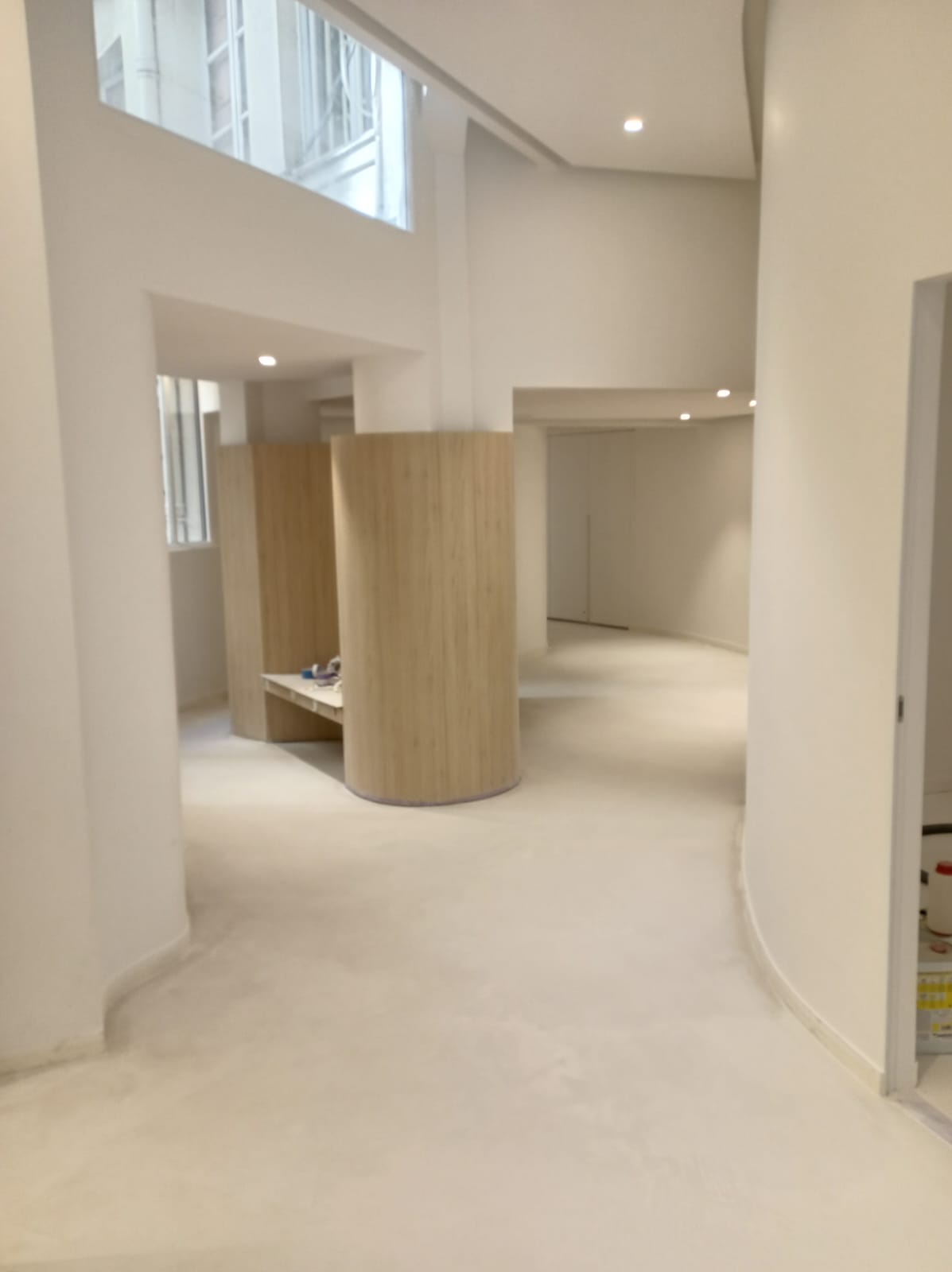 Intérieur rénové avec tons naturels