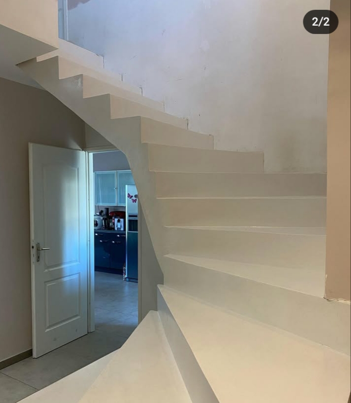 Escalier moderne dans un intérieur clair