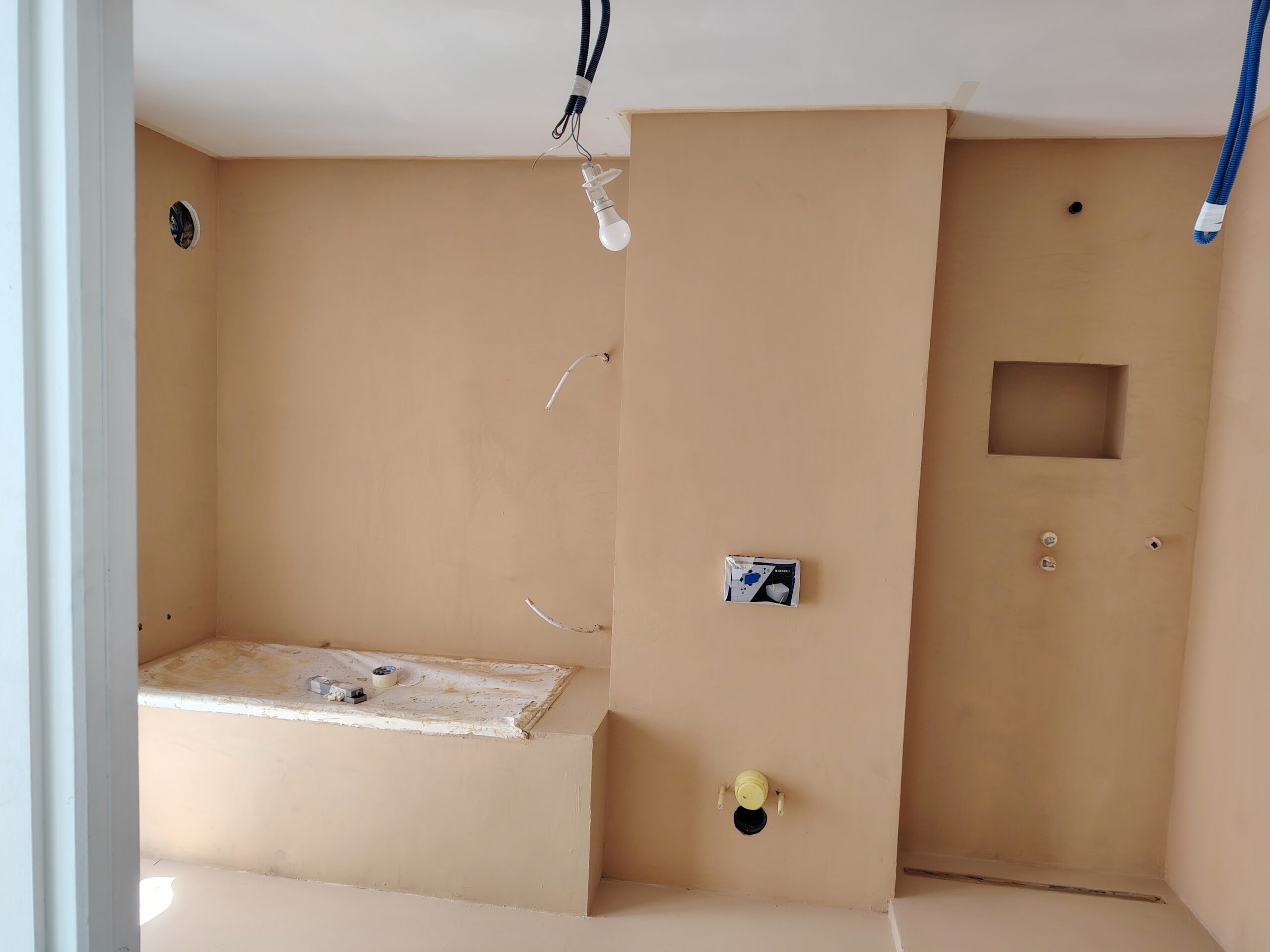Mur minéral dans un intérieur moderne